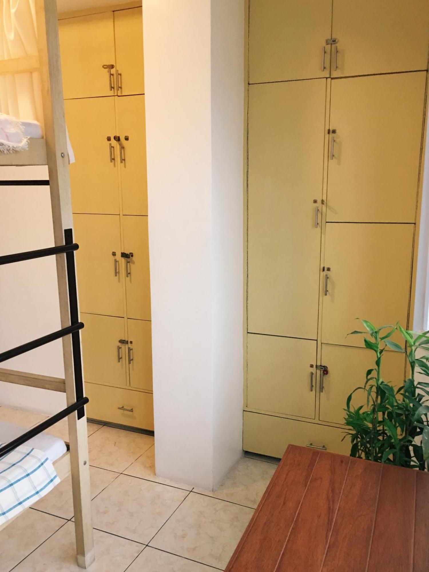 1 River Central Hostel Makati City Rum bild