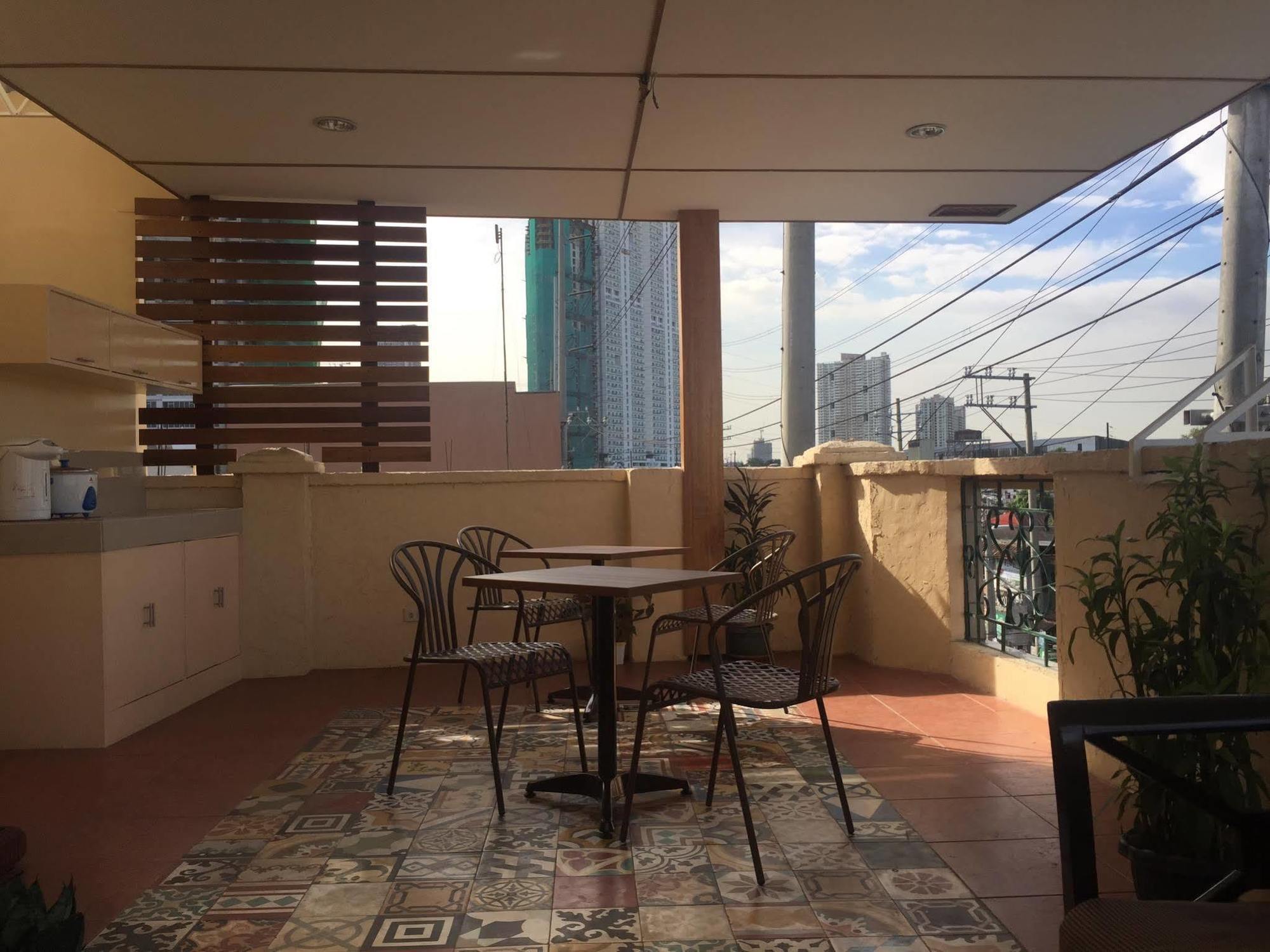 1 River Central Hostel Makati City Exteriör bild